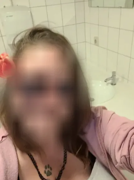 Elena, 33